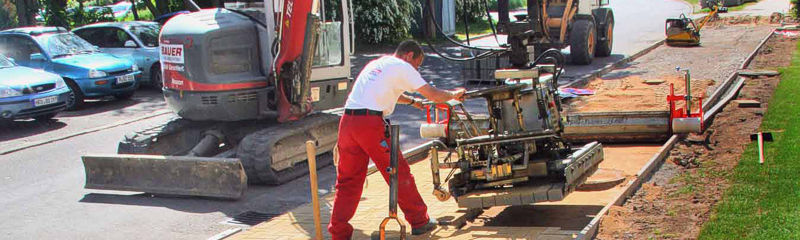 Ein erfahrenes Team gut ausgebildeter Fachkräfte führt für unsere Kunden Asphalt-, Beton- und Steinsetzarbeiten nach den gültigen Vorschriften aus.